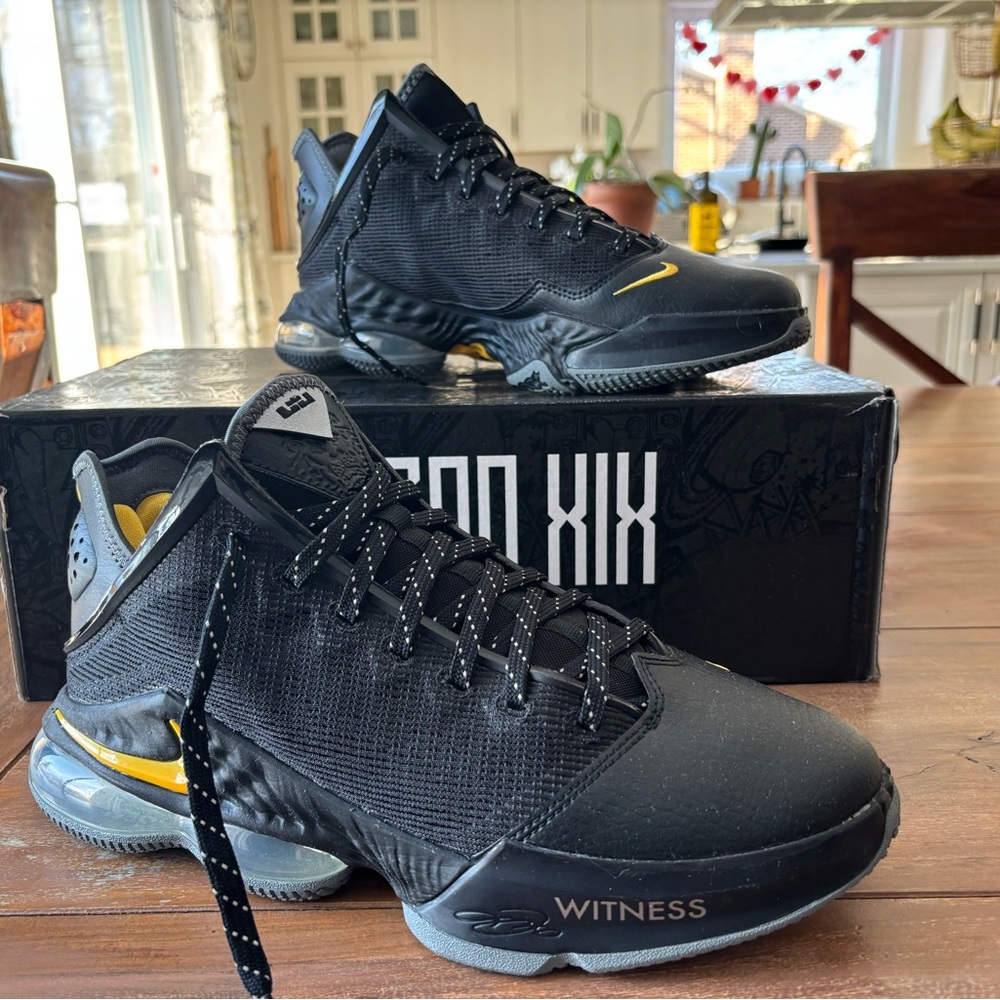 Nike Air LeBron XIX LOW - Black/University Gold - Size Men’s 10
